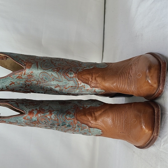 Boots - Picture 3 of 11